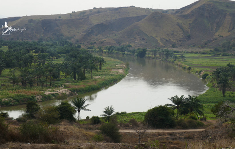 The Rio Keve, as seen from the road that goes to Sumbe, coming from Gabela (province of Kwanza Sul).