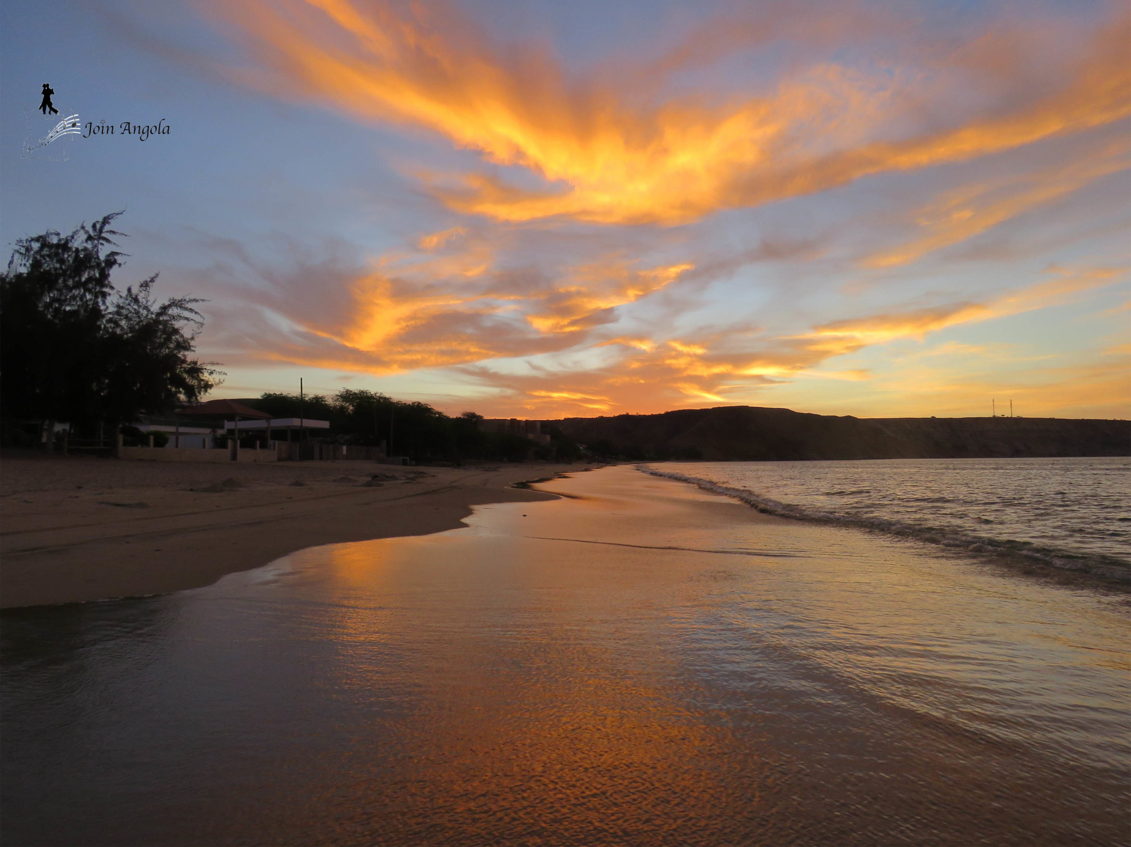 In Baia Azul, you'll be able to see some really spectacular sunsets. Have a drink to enjoy on the sand, or buy one at the bars and restaurants there.